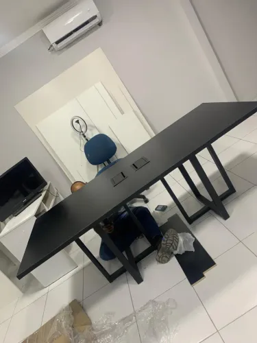 Mesa para reunião, e entre outros.