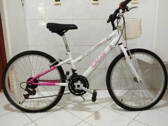 Bicicleta Caloi Ceci aro 24 Branca e rosa com marcha e cestinha 