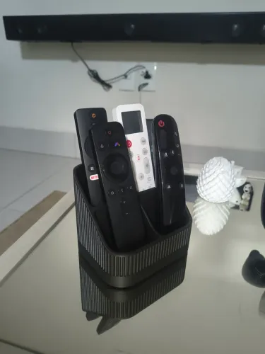 Suporte para 4 controles cores preto cinza e branco