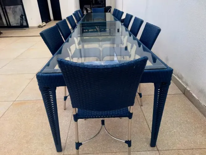 Mesa com vidro reforçado com 14 cadeiras em Junco super resistente