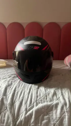Capacete com detalhes rosa