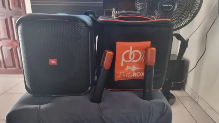 Caixa de som JBL ENCORE C/ 2 MICROFONES 