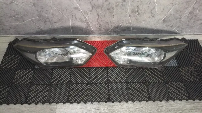 Par de Farol - Honda HRV 2016/2018