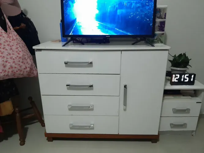 Cômoda branca 4 gavetas e 1 porta com prateleira