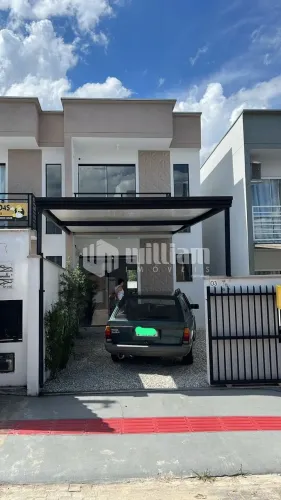 Casa Semi Mobiliada com 2 Quartos no Loteamento Florence com Passagem Lateral e Amplo Espa
