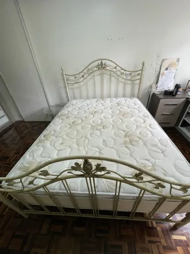 Cama Queen de Cama de Ferro marrca Pilati  com 1 criado mudo em ótimo estado