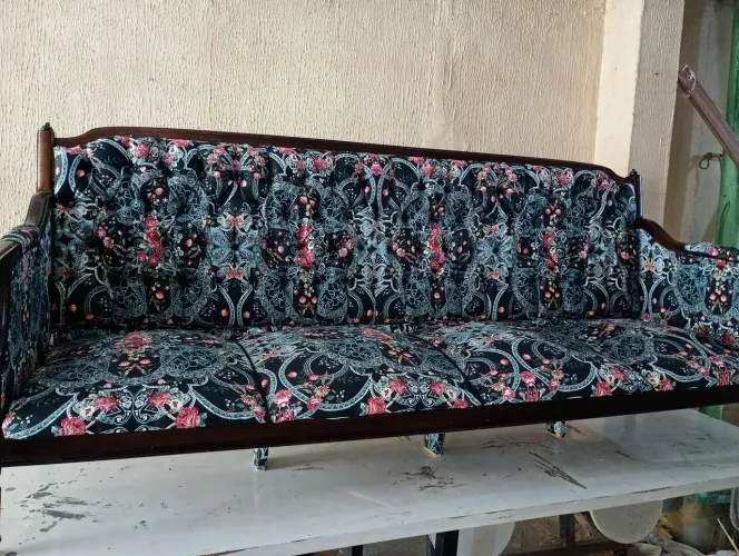 Sofá vintage quatro lugares em madeira de lei, em estado de novo.
