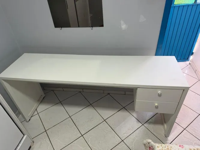 Escrivaninha branca com 2 gavetas.