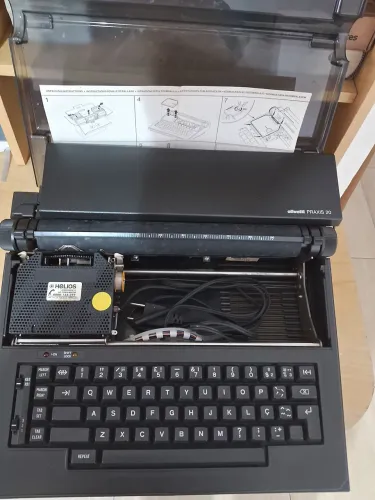 Máquina de escrever Práxis Olivetti.