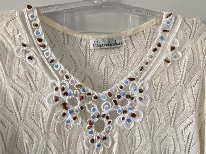 Blusa tricô leve off white com pedrarias