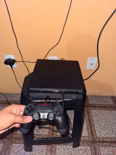Ps4 slim 500 GB + jogos exclusivos