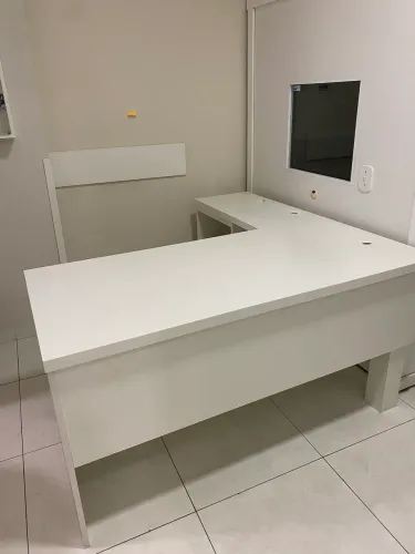 Mesa em L Corporativa com Gaveteiro e Prateleiras - Cor Creme