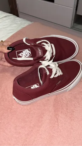 Tênis vans na cor vinho, tamanho 35, nunca usado
