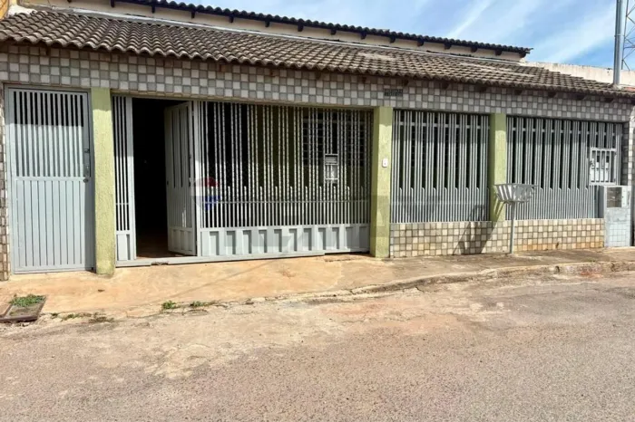 QE 08 Guará I | Casa de 3 Quartos, 2 Suítes, Área Gourmet e Fácil Acesso à EPTG