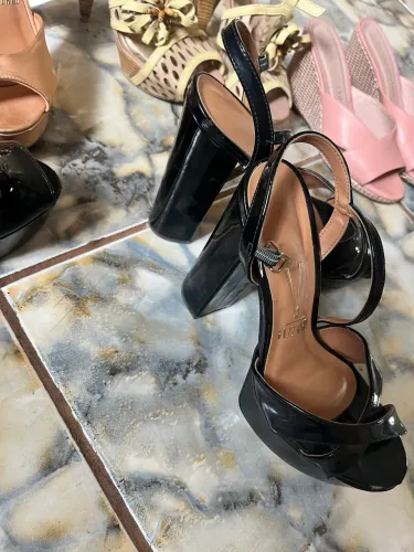 Sapatos semi novos