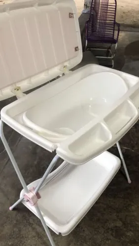 Banheira de bebê com pé muito bem conservada banco e rosa