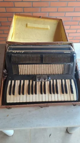 Vendo sanfona antiga 80 acordeons