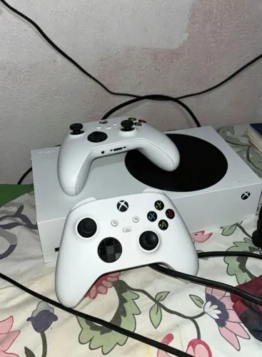Vendo Xbox One série s com dois controles originais cabos originais completo 500 GB