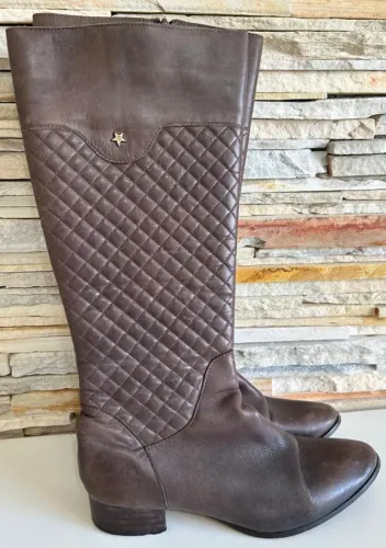 Bota Cano Longo Marrom Em Couro Com Matelassê