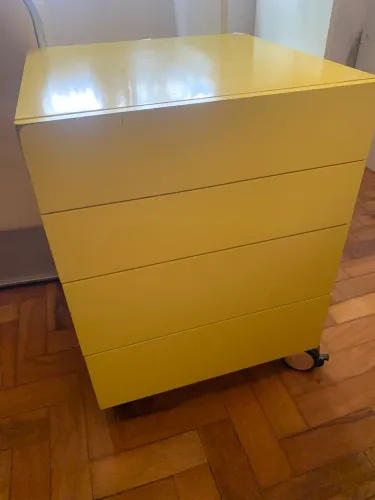 Gaveteiro amarelo 4 gavetas, chave e rodinhas Tok&Stok