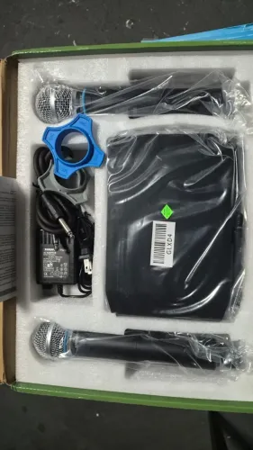 Caixa de som e microfone shure