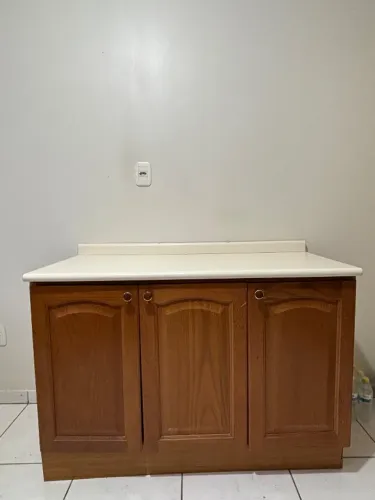 Balcão / armário de madeira com 3 portas