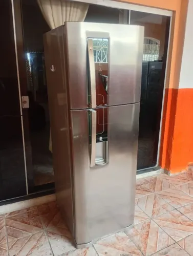 Geladeira 220v Frost Free Eletrolux df42x conservada funcionando perfeitamente entrego