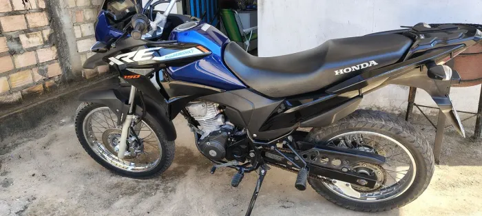 Vende-se uma XRE190, quitada valor de 20mil, contato: *