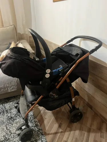 Carrinho de bebê e bebê conforto Burigotto