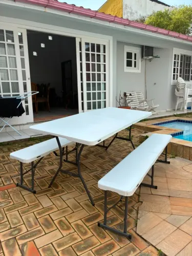 Mesa com Bancos