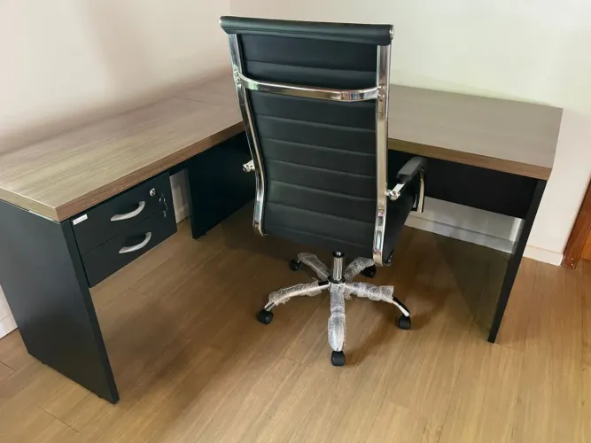 MESA DE ESCRITORIO COM CADEIRA PRESIDENTE LOJA IKONOFFICE 