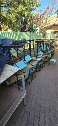 Conjunto de Mesas e Cadeiras Escolares - Aproximadamente 50 Mesas e 50 Cadeiras