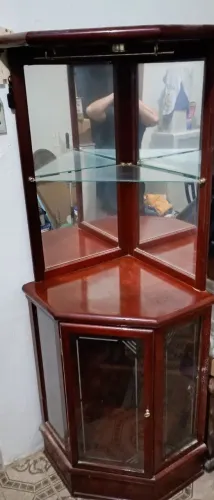 Bar de canto usado, com uma porta e uma lâmpada