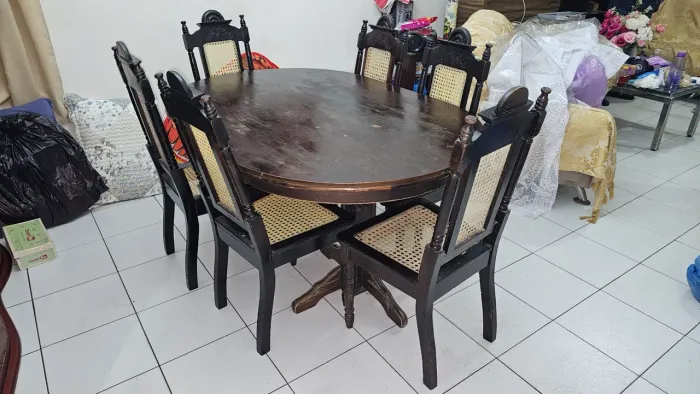 Mesa com 6 cadeiras - Madeira Maciça