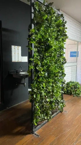 Painel estrutura de ferro com plantas artificiais