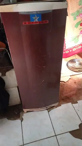 Geladeira antiga de uma porta, pequena, congela bem
