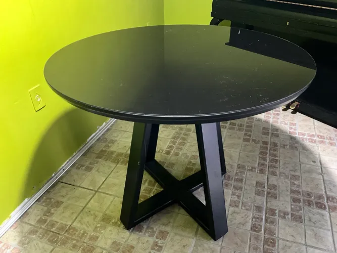 Vendo mesa redonda de tampo de vidro preta