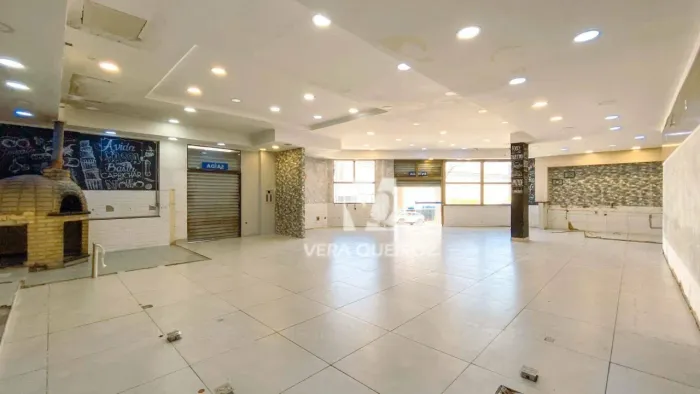 Ponto Comercial de Esquina com Estacionamento no Taquaral!