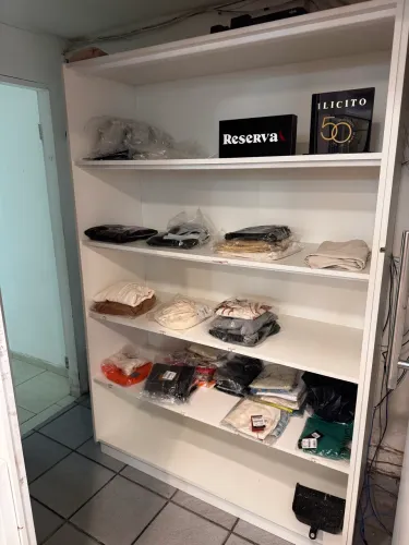 Vendo armário organizador de loja.