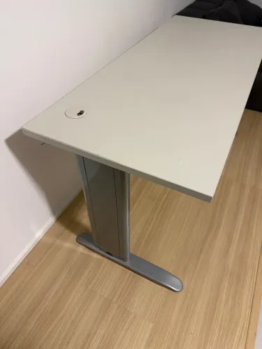 Mesa de Escritório Profissional com Tomadas