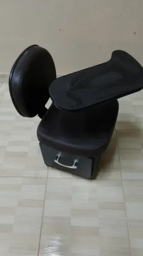 cadeira cirandinha para manicure (modelo com gaveta, tampo/mesa acoplada e estofado preto)