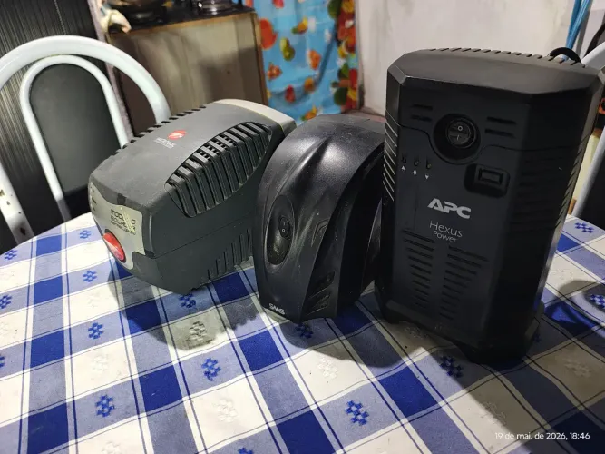 Vendo três estabilizadores, funcionando, aceito propostas!