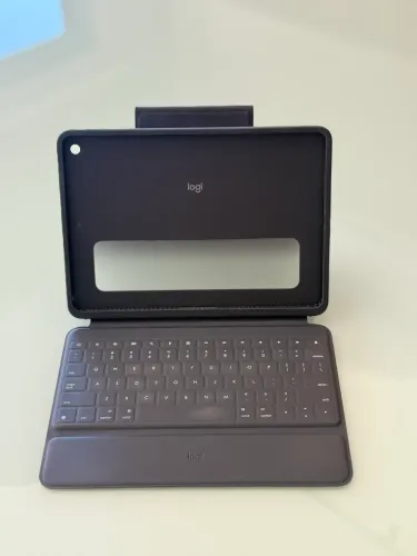 Teclado Logitech Rugged Folio para iPad 7ª, 8ª e 9ª Geração - 10,2