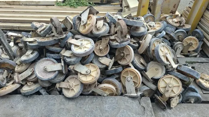 Roda de carga industrial e rodízios usados. Valor: 50,00 reais a unidade.