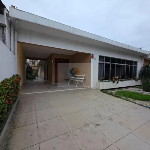 Casa Comercial de Alto Padrão à Venda em São Francisco, Niterói-RJ: 5 Quartos, 2 Suítes, 3