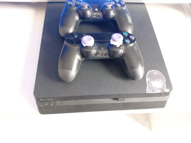 ps4 semi novo de 500gigas com 2 controle e 4 jogos