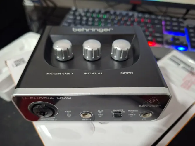 Interface de áudio - Behringer UM2