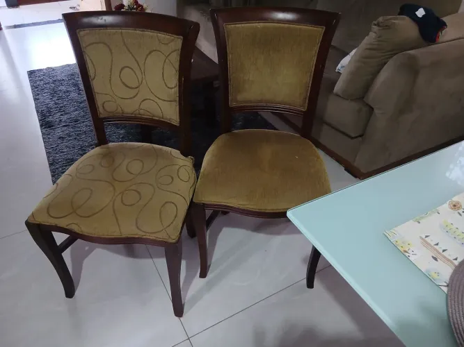 Vendo 6 cadeiras de madeira maciça