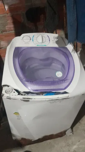 Máquina de lavar para retirada de peças.