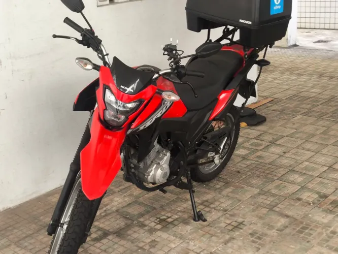 Suporte de Baú para Honda Bros 2025+ de correr da pra andar de garupa e ainda com baú 